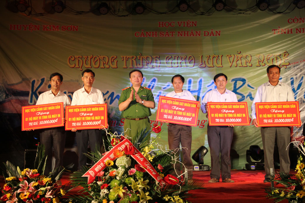 Đồng chí thiếu tướng GS.TS Nguyễn Huy Thuật phó giám đốc Học viện CSND trao 5 bộ máy vi tính và máy in cho đại diện các xã thuộc huyện Kim Sơn